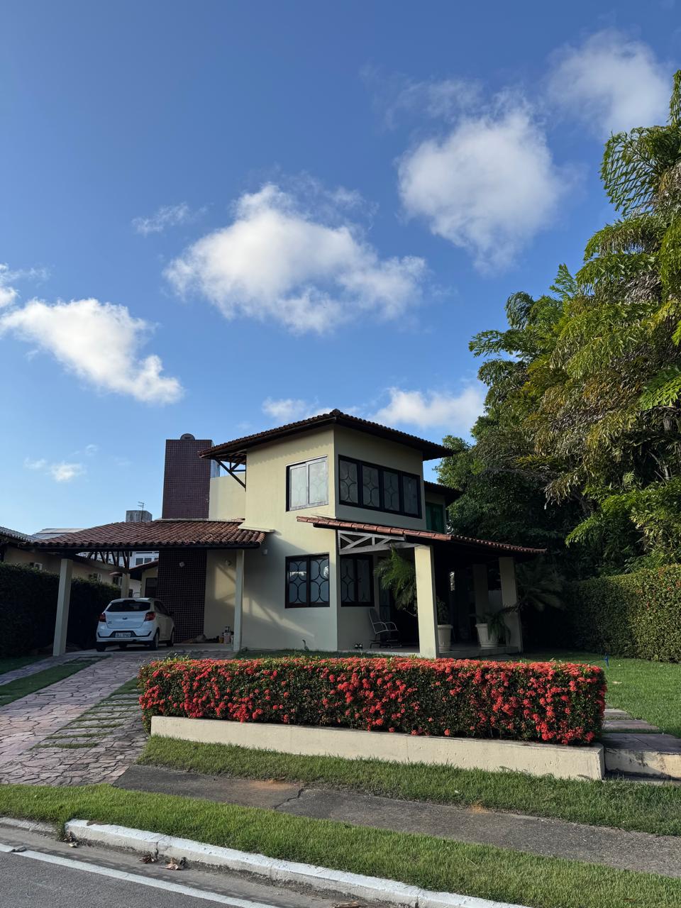Casa com varanda em L e piscina no Condomínio Aldebaran